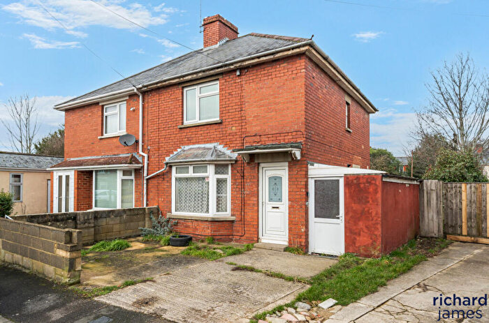 3 Bedroom Semi-Detached House For Sale In Willows Avenue, Pinehurst, Swindon, SN2