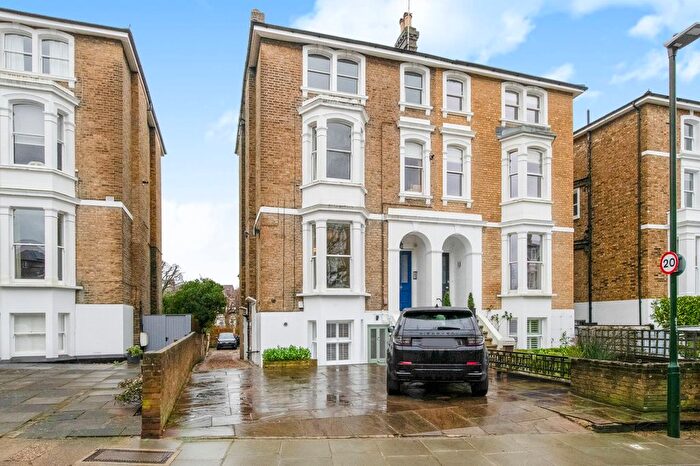 2 Bedroom Flat For Sale In Mount Ararat Road, Richmond, TW10