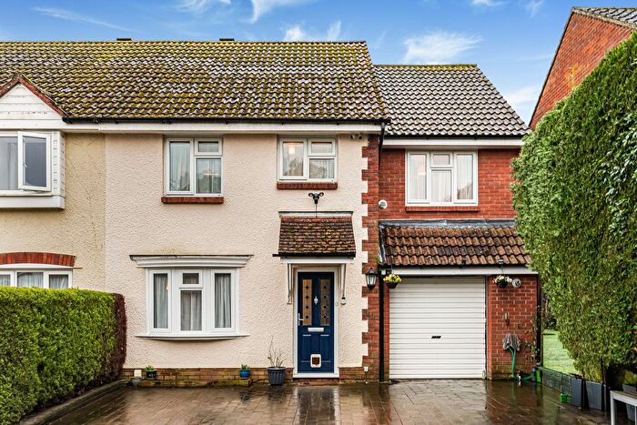 4 Bedroom Semi-Detached House For Sale In Wheatear Drive, Petersfield, Hampshire, GU31