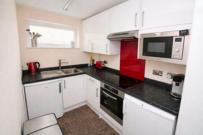 1 Bedroom Flat For Sale In Avondale Avenue, Staines-Upon-Thames, TW18