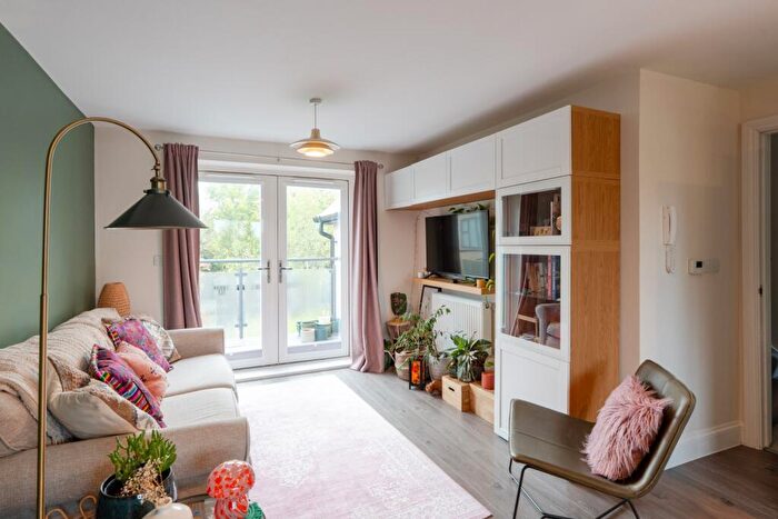 2 Bedroom Flat To Rent In Shelley House, Cricket Road, Oxford, OX4