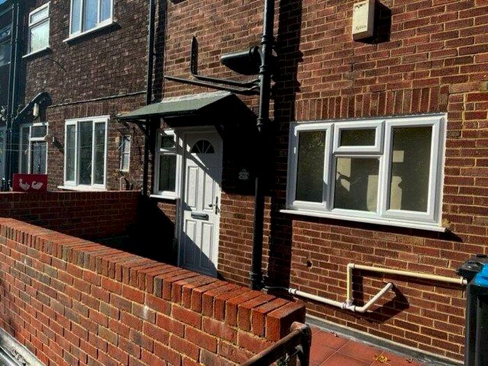 2 Bedroom Terraced House To Rent In Westview Avenue, Whyteleafe, Surrey, CR3