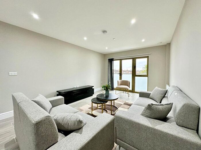 2 Bedroom Flat To Rent In Station Road, Langley, Slough, SL3