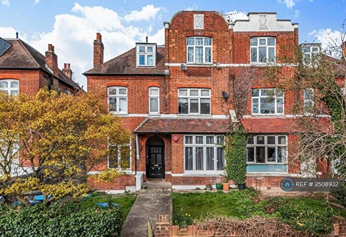 3 Bedroom Flat To Rent In Chatsworth Road, London, NW2