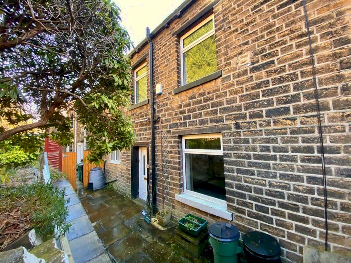 2 Bedroom House To Rent In Lowergate, Huddersfield, HD3