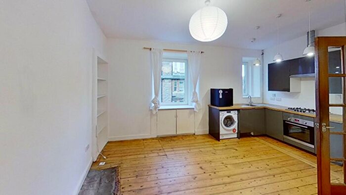 2 Bedroom Flat To Rent In Bothwell Street, Edinburgh, EH7