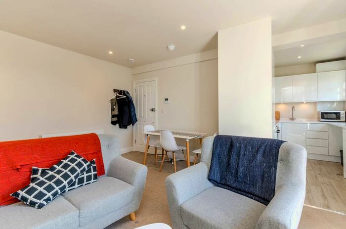 2 Bedroom Flat To Rent In Old Devonshire Road, Balham, London, SW12