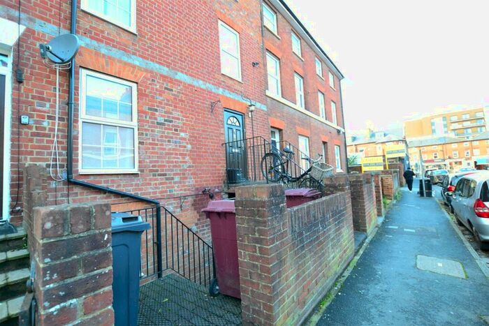 3 Bedroom Maisonette To Rent In Zinzan Street, Reading, RG1