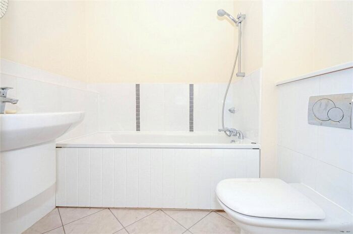 2 Bedroom Apartment To Rent In Watlington Street, Reading, Berkshire, RG1