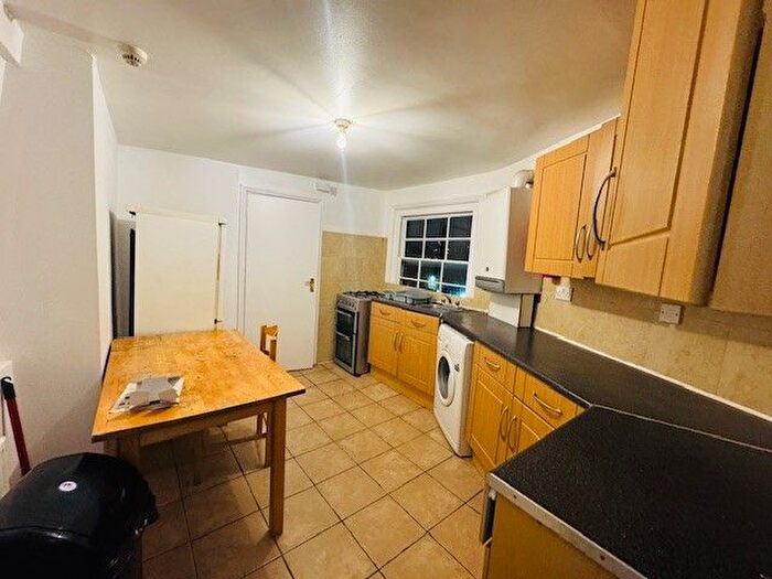 1 Bedroom Flat To Rent In C, Mile End Road, London, E1