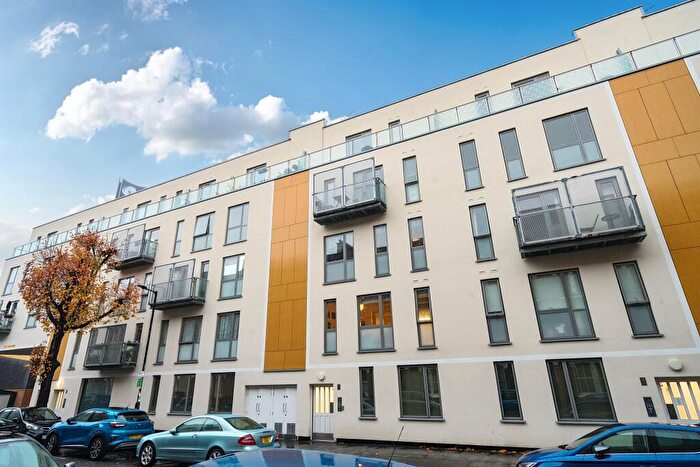2 Bedroom Flat For Sale In Crampton Street, London, SE17