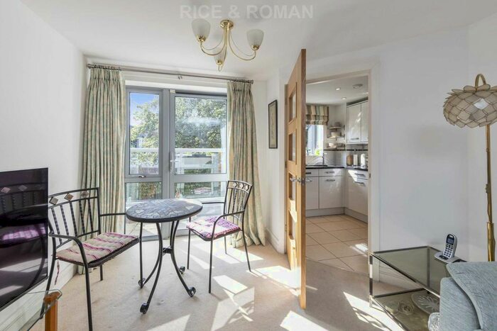 2 Bedroom Flat For Sale In Dial Stone Court, Weybridge, KT13