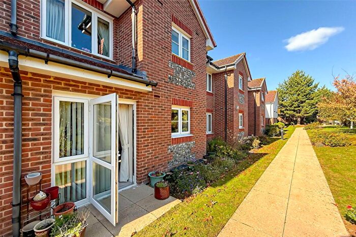 1 Bedroom Apartment For Sale In Church Street, Littlehampton, West Sussex, BN17