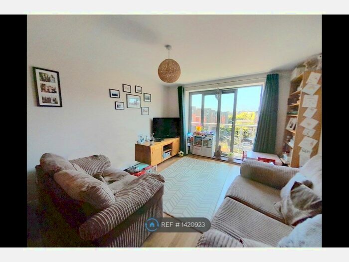 2 Bedroom Flat To Rent In St. Georges Grove, London, SW17