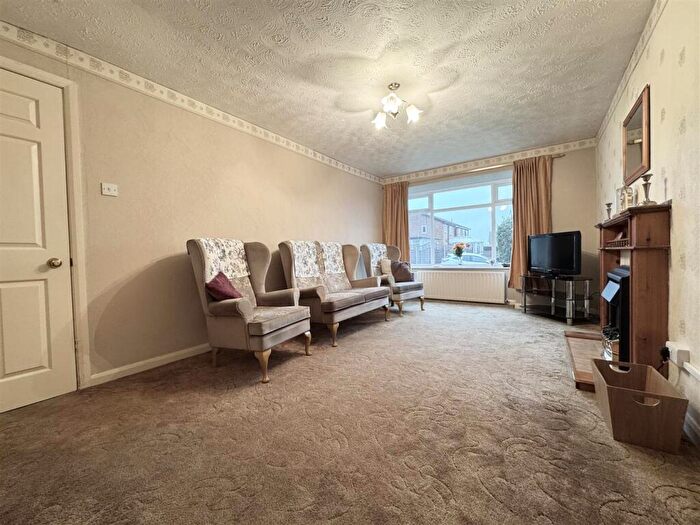 2 Bedroom Detached Bungalow For Sale In Woodlands Drive, Skelmanthorpe, Huddersfield, HD8