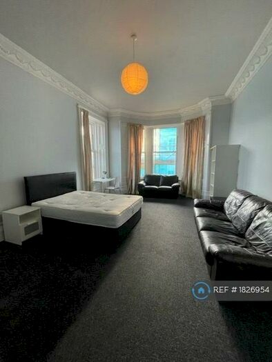 4 Bedroom Flat To Rent In Southpark Avenue, Glasgow, G12