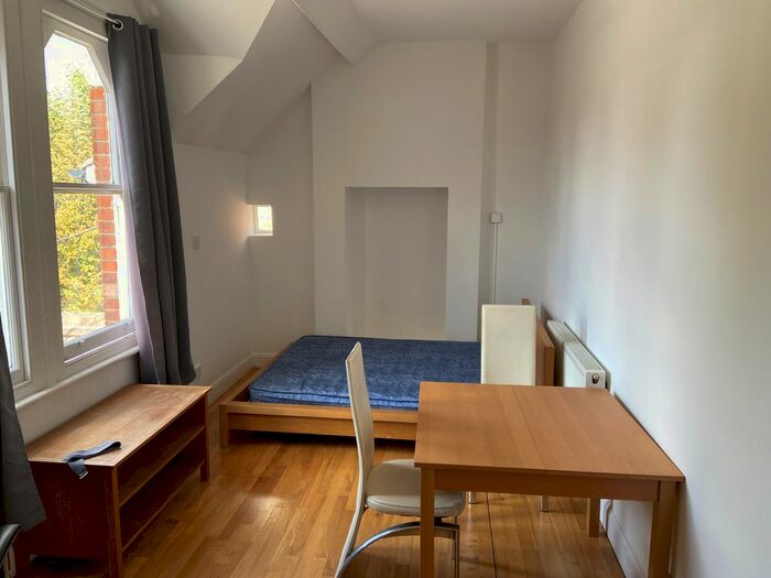 Studio To Rent In Creswick Road, Acton, W3