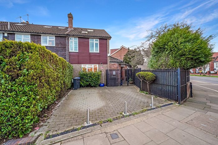 3 Bedroom End Terrace House For Sale In Bramley Road, Oakwood, N14