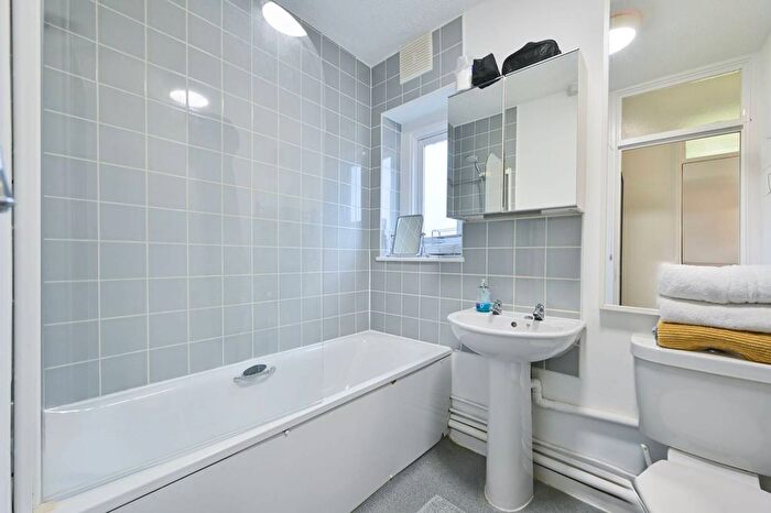 1 Bedroom Flat For Sale In Halton Road, Highbury And Islington, London, N1