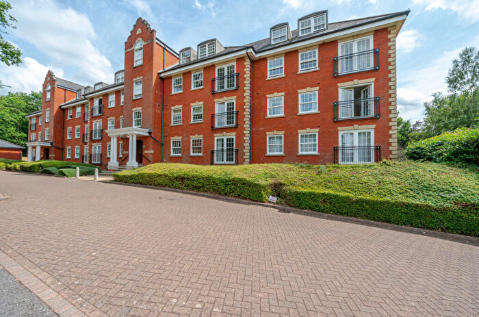 2 Bedroom Apartment For Sale In Montague Close, Wokingham, Berkshire, RG40