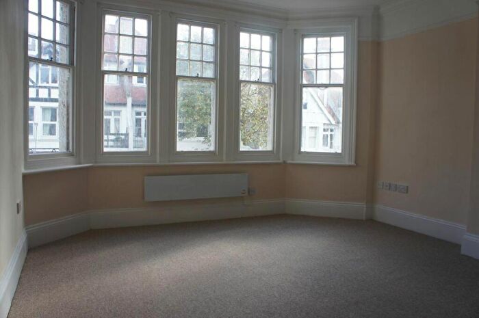Studio To Rent In York Avenue -, P10