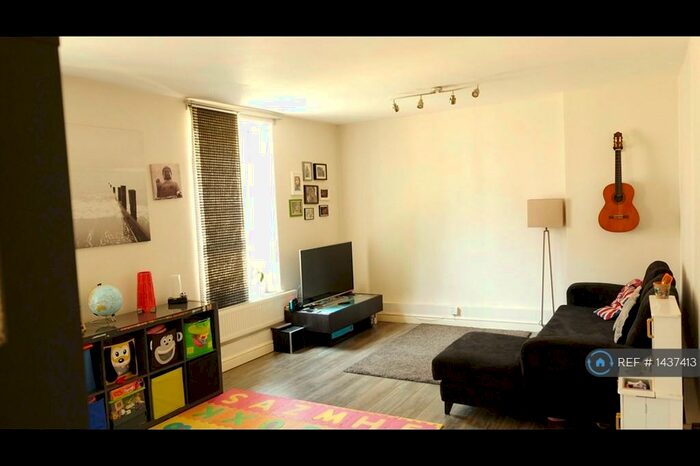 2 Bedroom Flat To Rent In East Dulwich State, London, SE22