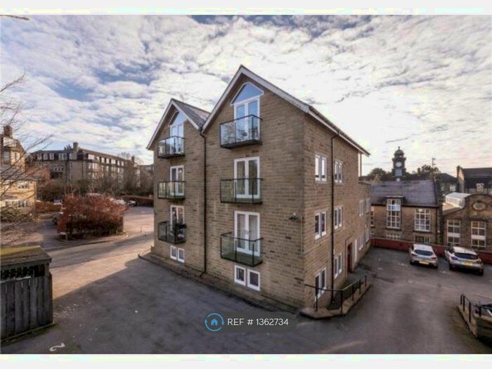 2 Bedroom Flat To Rent In The Green, Bingley, BD16
