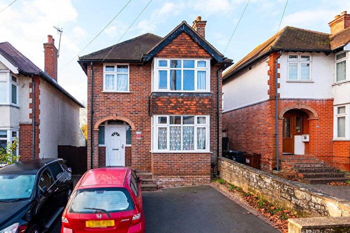 3 Bedroom Semi-detached House For Sale In Worplesdon Road, Guildford, GU2
