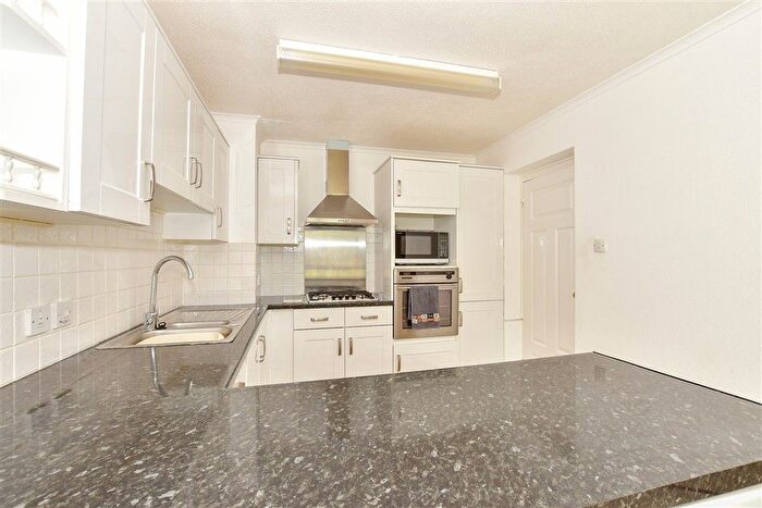 2 Bedroom Flat For Sale In Mill Crescent, Tonbridge, Kent, TN9