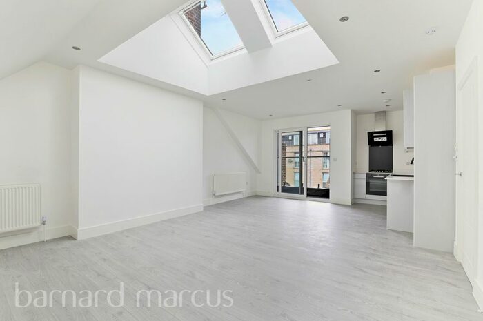 2 Bedroom Flat To Rent In High Street, Epsom, KT19