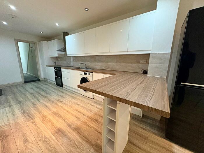 2 Bedroom Flat To Rent In Whitehorse Lane, London, SE25