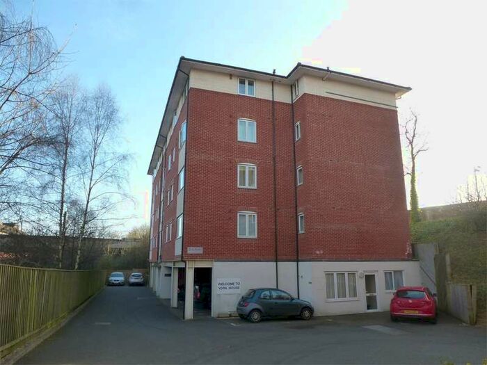 2 Bedroom Apartment To Rent In North Drive, Hatfield, AL9