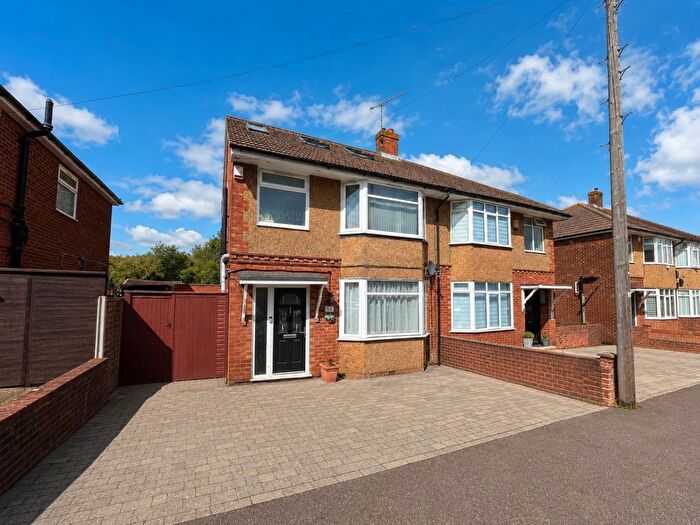 4 Bedroom Semi Detached House For Sale In St. Thomas's Road, Luton, Bedfordshire, LU2