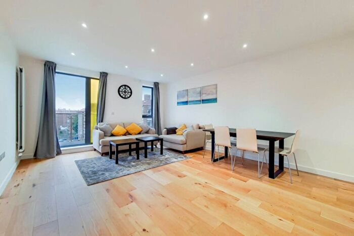 2 Bedroom Flat To Rent In Waleorde Road, Elephant And Castle, London, SE17