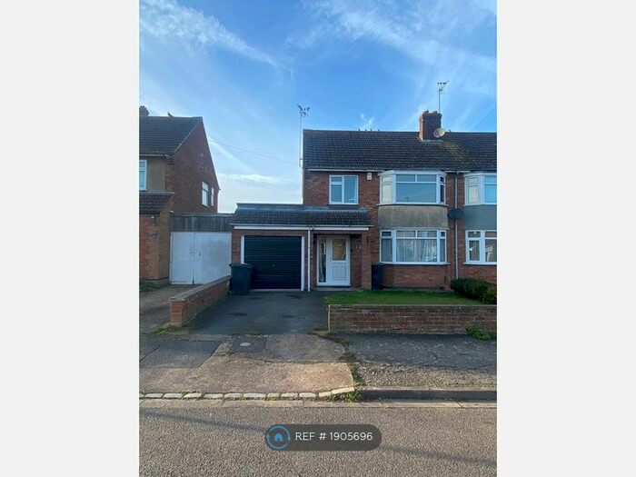 3 Bedroom Semi-Detached House To Rent In Lodge Road, Rushden, NN10