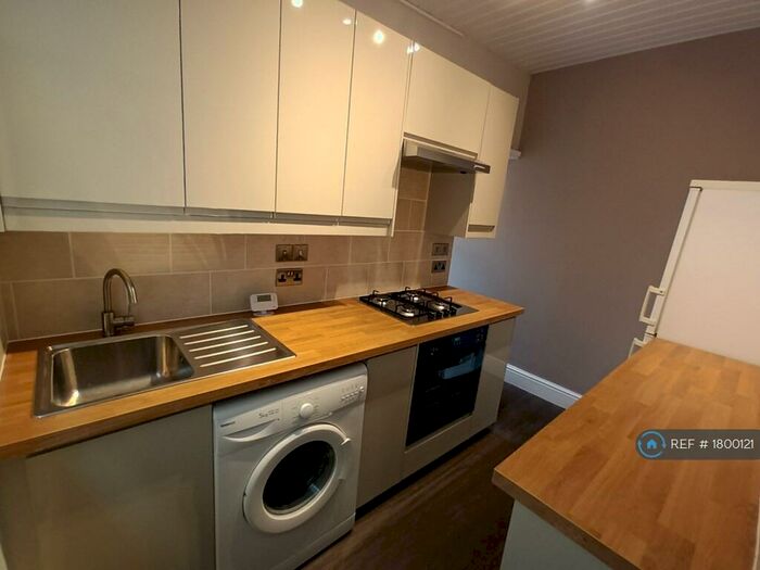 2 Bedroom Flat To Rent In Glanbrydan Avenue, Swansea, SA2