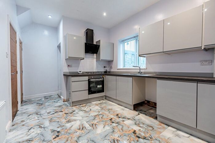 3 Bedroom End Of Terrace House For Sale In Dewsbury Gate Road, Dewsbury, WF13