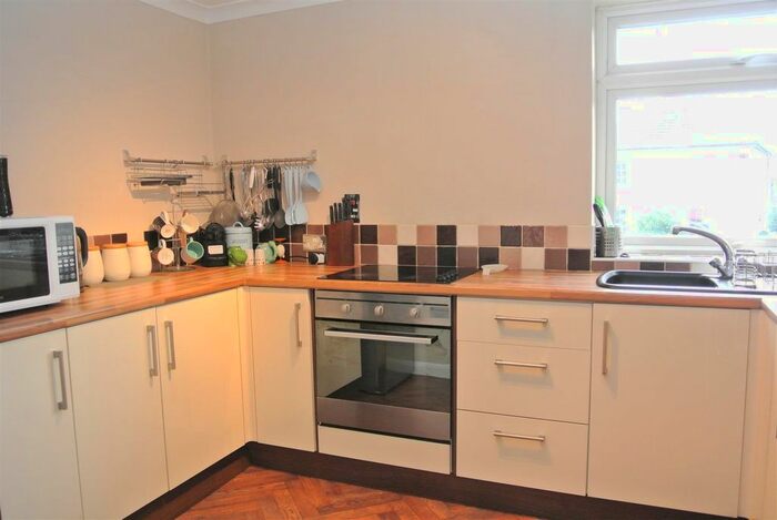 2 Bedroom Flat To Rent In Greenlands Road, Staines, TW18