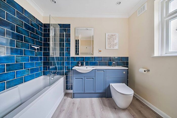 1 Bedroom Flat For Sale In Drayton Gardens, South Kensington, London, SW10