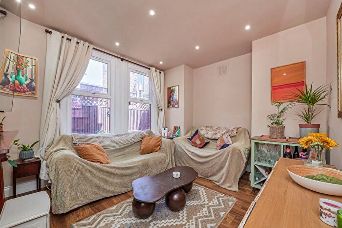 3 Bedroom Maisonette For Sale In Lyham Road, London, SW2