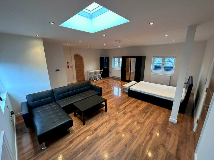 Studio To Rent In Longwood Gardens Clayhall, IG4