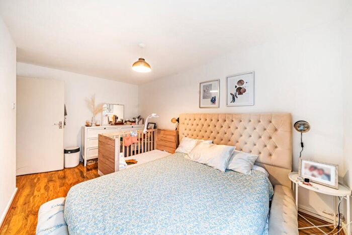 3 Bedroom Flat To Rent In Laxley Close, Oval, SE5