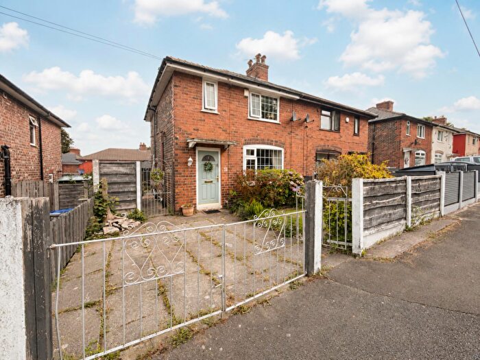 3 Bedroom Semi-Detached House For Sale In Ringwood Avenue, Radcliffe, Manchester, M26
