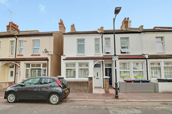 3 Bedroom End Of Terrace House To Rent In Colchester Road, Southend-on-sea, SS2