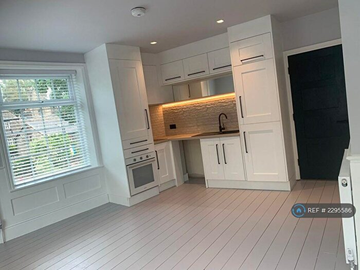 2 Bedroom Flat To Rent In High Street, Uppermill, Oldham, OL3
