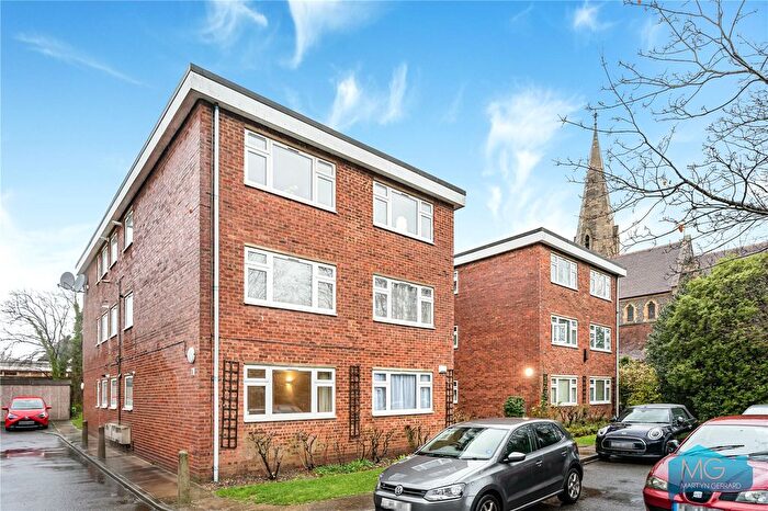 2 Bedroom Flat For Sale In Cameron Close, Myddelton Park, London, N20