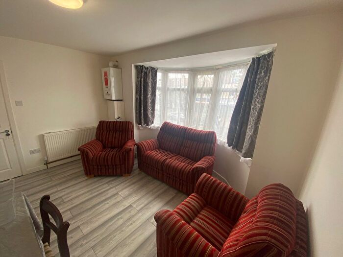 2 Bedroom Flat To Rent In Kenton Lane, Harrow, Greater London, HA3