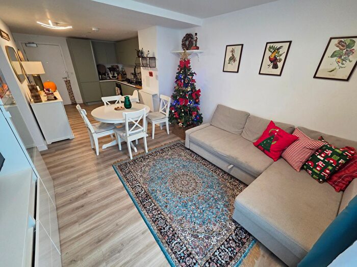 2 Bedroom Flat To Rent In Kimpton Road, Luton, LU2