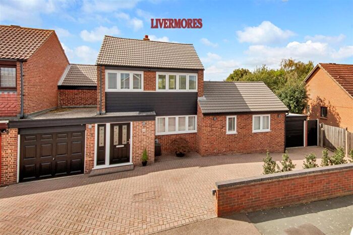 4 Bedroom Link Detached House For Sale In Beacon Drive, Bean, Dartford, DA2