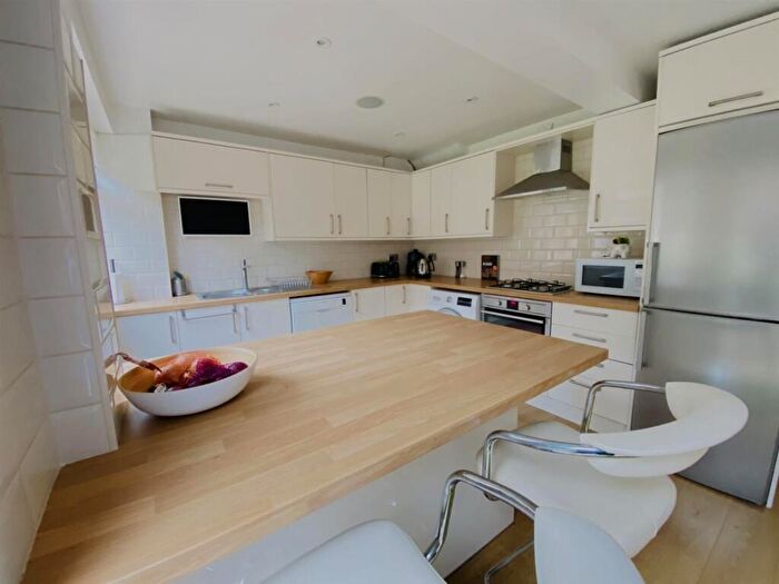 3 Bedroom Semi Detached House To Rent In Ferndale Avenue, Reading, RG30
